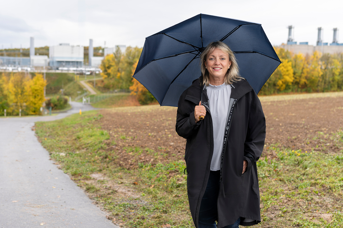 Unsere Kollegin Nicole vor der Verdichterstation Rimpar